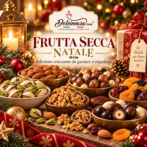 Selezione di frutta secca di Natale Dolcincasa con pistacchi, nocciole, mandorle e noci in atmosfera natalizia.