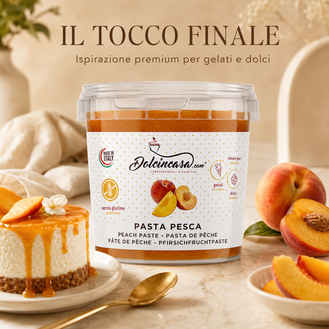 Pasta Pesca Dolcincasa in scena lifestyle premium con dessert alla pesca, frutta fresca e ambientazione calda.