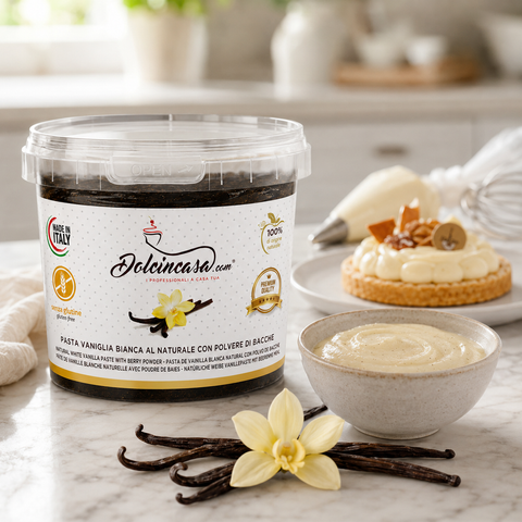 Pasta Vaniglia Bianca al Naturale Dolcincasa con polvere di bacche in una cucina luminosa, accanto a crema chiara con micro puntini e dessert alla vaniglia.