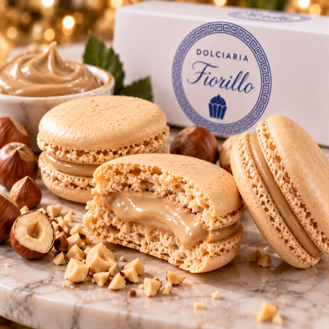 Primo piano di macaron Nocciolata al Latte aperto, con guscio friabile e crema chiara alla nocciola visibile.