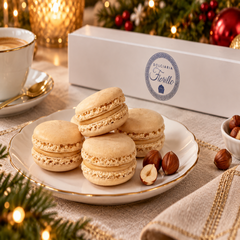 Macarons Nocciolata al Latte serviti su piatto elegante con caffe, nocciole e confezione Dolciaria Fiorillo.
