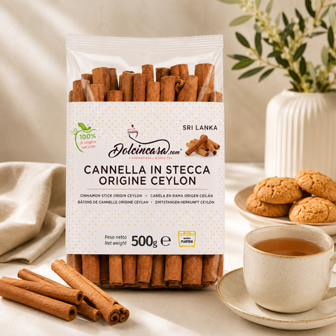 Cannella in stecca origine Ceylon Dolcincasa in scena lifestyle premium con tè, biscotti e stecche di cannella.