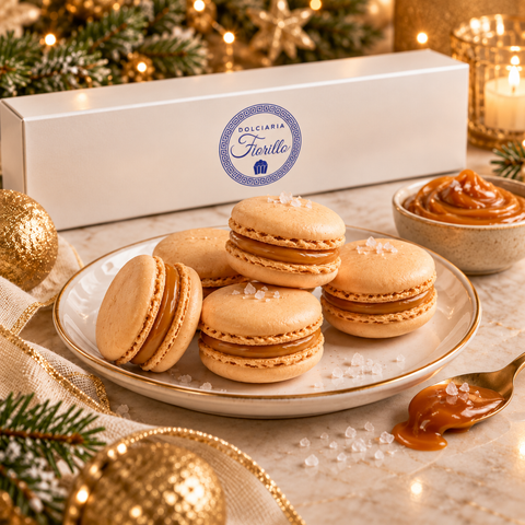 Macarons al caramello salato serviti su piatto elegante con confezione Fiorillo e crema al caramello.
