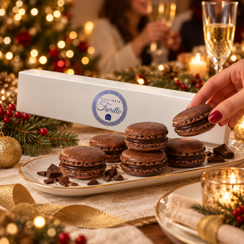 Macarons al cioccolato fondente Dolciaria Fiorillo con confezione regalo in elegante scena natalizia.
