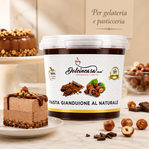 Dessert al gianduia con Pasta Gianduione Dolcincasa, nocciole e cacao in ambiente di pasticceria.