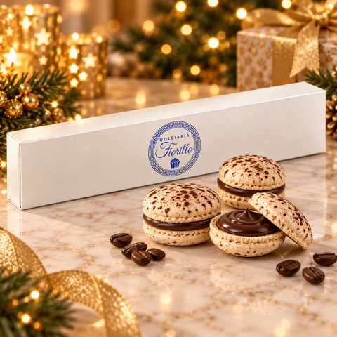 Macarons alla crema caffe Dolciaria Fiorillo presentati con caffe, moka e confezione premium.
