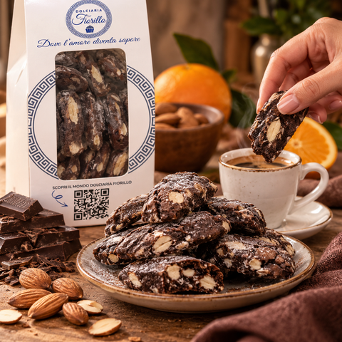 Nzulli al cioccolato con mandorla Dolciaria Fiorillo serviti con caffè, mandorle, cioccolato e arancia.