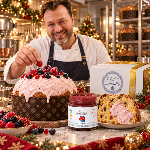 Pasticcere in laboratorio con Panettone Artigianale Glassato ai frutti di bosco e crema Dolcincasa, in collaborazione con Dolciaria Fiorillo